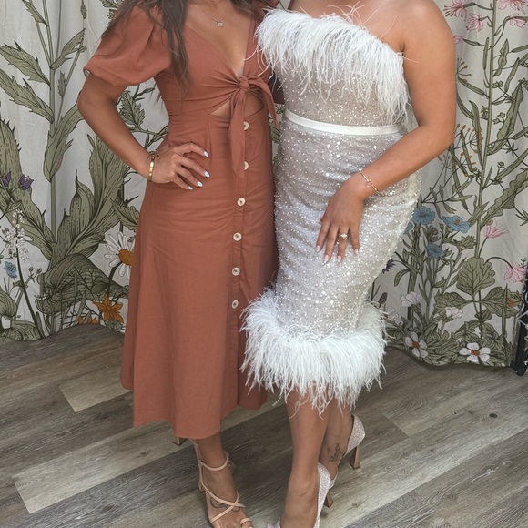 Portia and Scarlett sz 10 - Picture 2 of 3